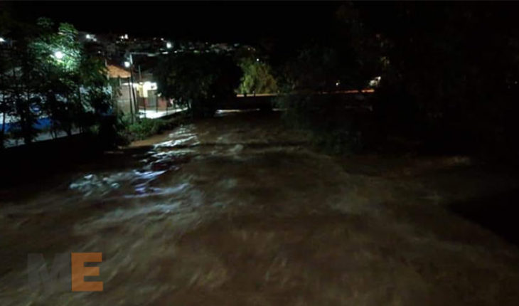 Se desborda el Río Cuervo, en Cotija, Michoacán; hay viviendas y automóviles dañados