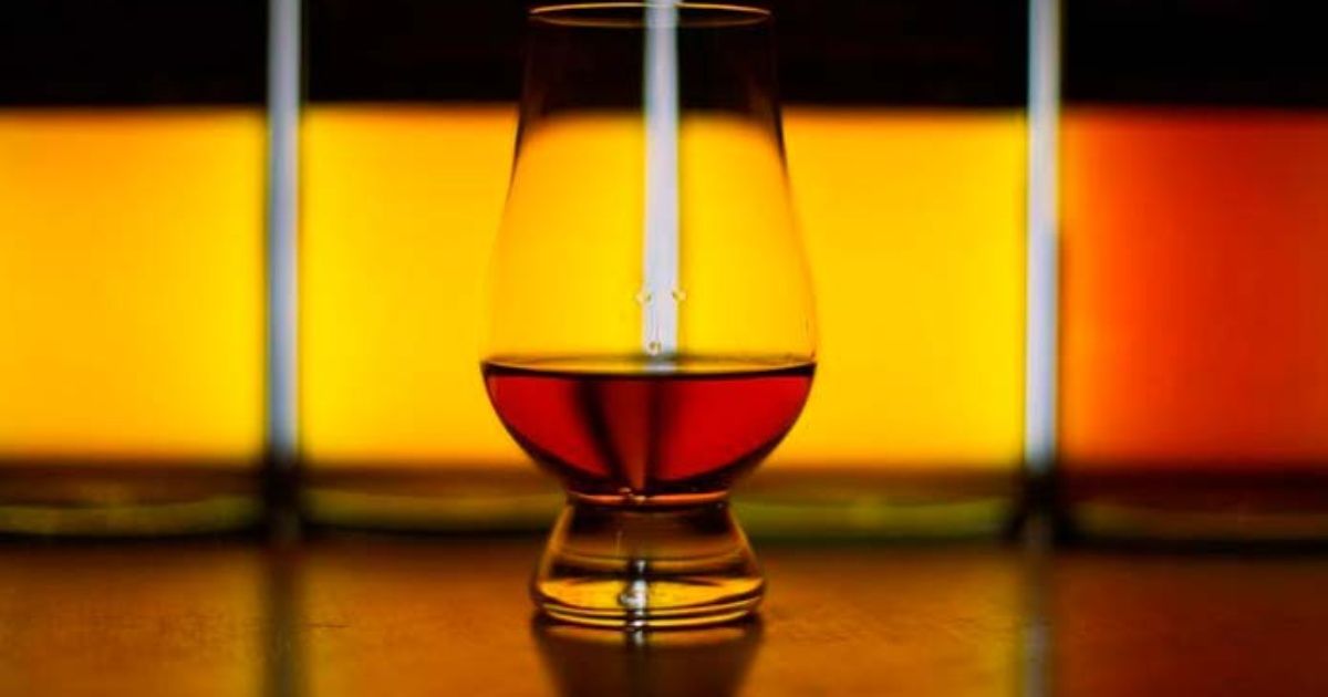 Subastan la botella de whisky más cara del mundo por 1,1 millones
