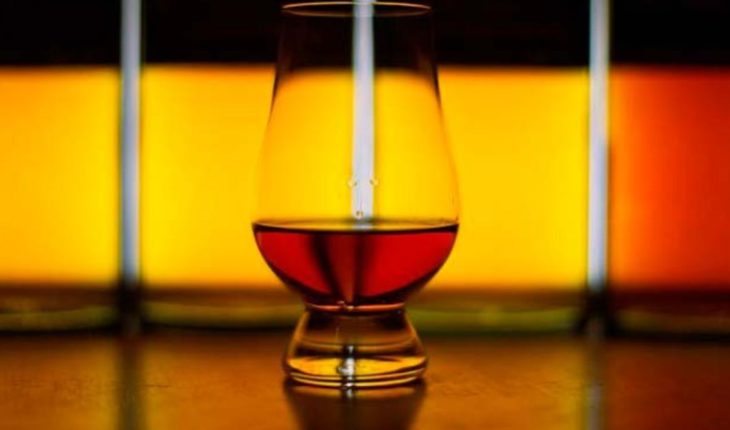 Subastan la botella de whisky más cara del mundo por 1,1 millones