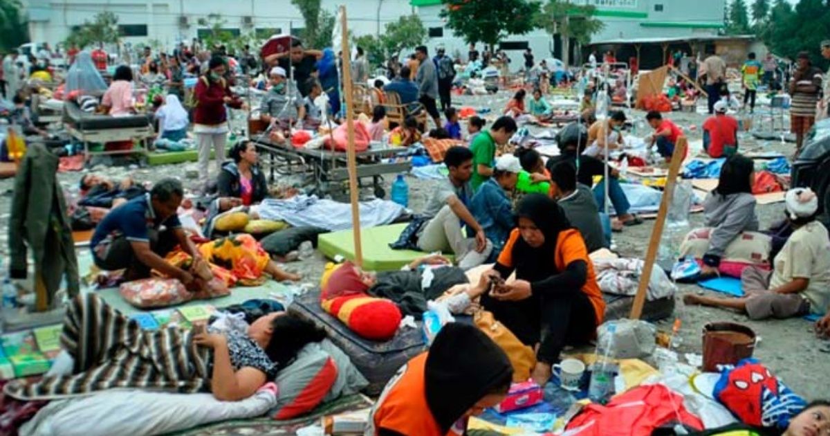 Sube a 1.424 el número de muertos por desastres en Indonesia