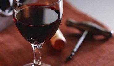 Tomar una copa de vino al día incrementa el riesgo de muerte, señala estudio