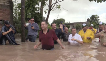 Tras polémica de colchones reciclados, gobernador de Sinaloa reaparece en zonas afectadas por el huracán "Willa"