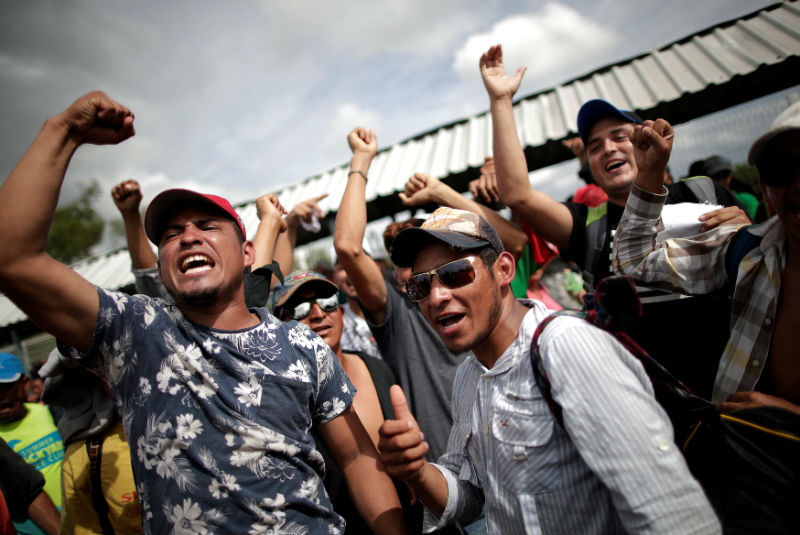 Traslada gobierno de Guatemala a más de mil migrantes a la frontera con Honduras