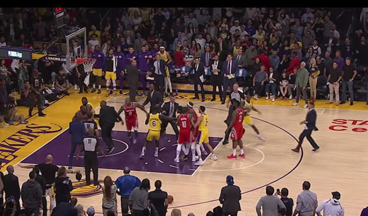 Trifulca entre Rockets y Lakers; expulsan a Rajon Rondo y Chris Paul (Video)