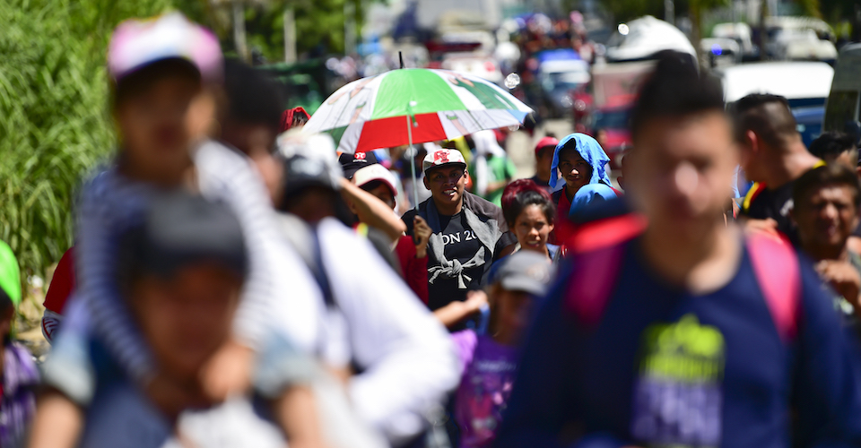Un migrante muere al caer de auto en la carretera; la caravana avanza hacia Huixtla, Chiapas