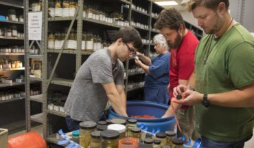 Universidad entrega colección de crustáceos al Smithsonian