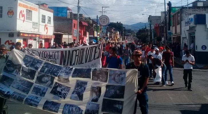 Universitarios marchan para conmemorar el 2 de octubre de 1968 en Morelia, Michoacán