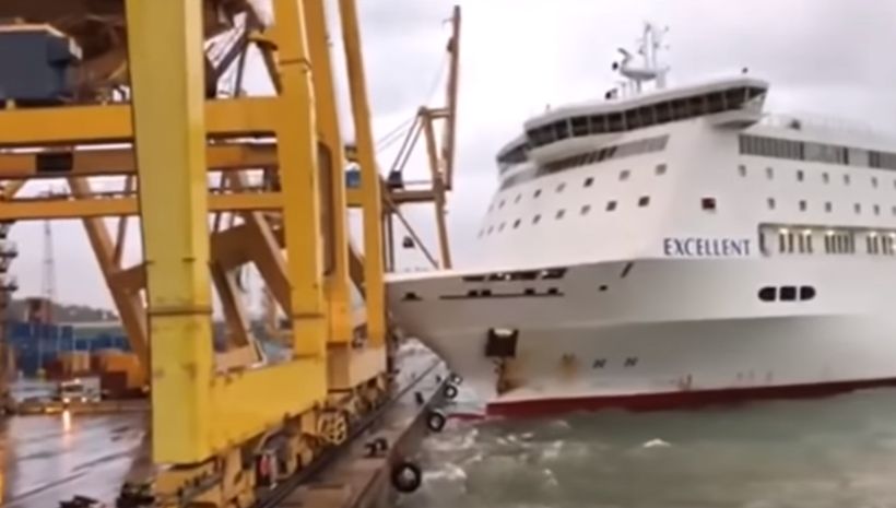 [VIDEO] Ferry chocó con una grúa y causó incendio en el puerto de Barcelona