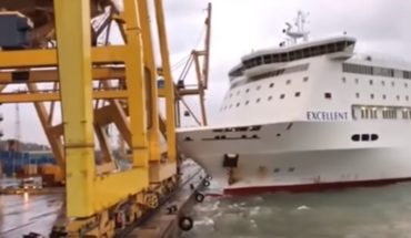[VIDEO] Ferry chocó con una grúa y causó incendio en el puerto de Barcelona