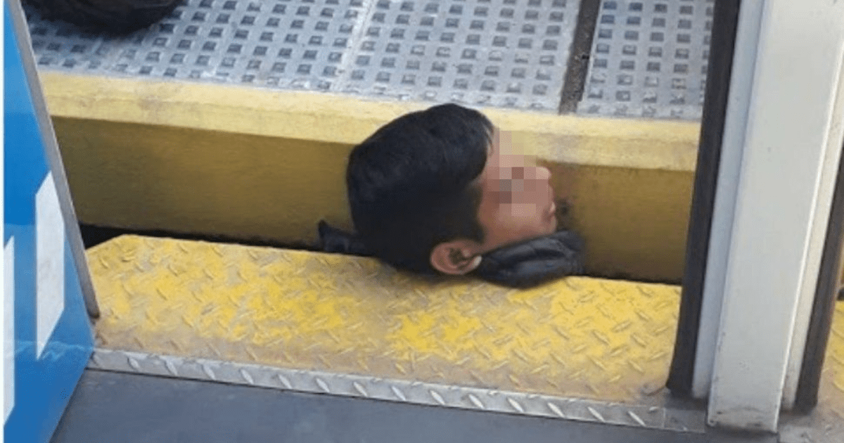 VIDEO: Joven cae y su cabeza queda atorada en andén de tren