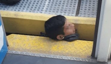 VIDEO: Joven cae y su cabeza queda atorada en andén de tren