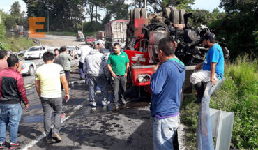 Vuelca camión de carga en la Curva del Diablo, en Uruapan, Michoacán