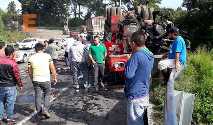 Vuelca camión de carga en la Curva del Diablo, en Uruapan, Michoacán