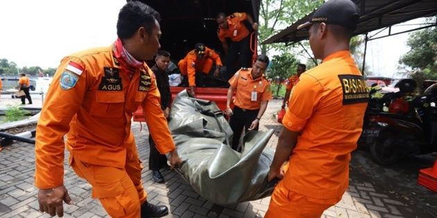 Accidente aéreo en Indonesia: Hallan los primeros cuerpos