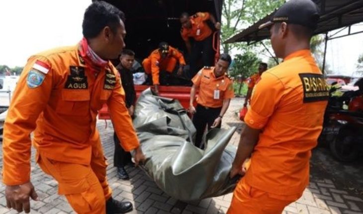 translated from Spanish: Accidente aéreo en Indonesia: Hallan los primeros cuerpos