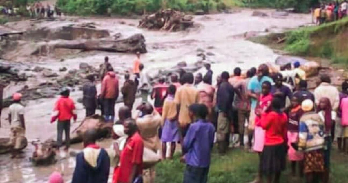 Added 26 dead, among them four children by overflow of river