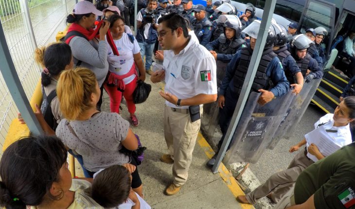 translated from Spanish: Migrantes saltan al Río Suchiate para llegar a Chiapas