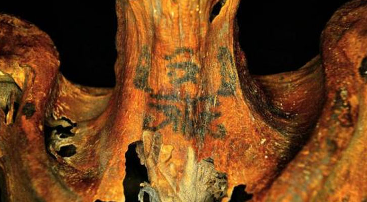 Arqueólogos encuentran tatuajes contra el mal en momia de más de 3000 años