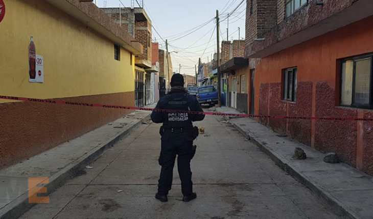 translated from Spanish: Asesinan a balazos a un hombre en la colonia Valencia Segunda Sección en Zamora, Michoacán