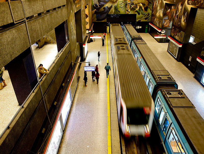 Authorities discussed measures to enhance the safety of women in the Metro of Santiago