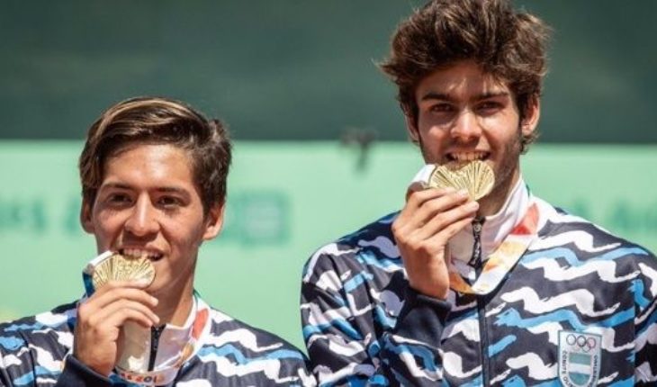 translated from Spanish: Baez and Diaz Acosta bathed in gold and gave him a medal historical Argentine tennis
