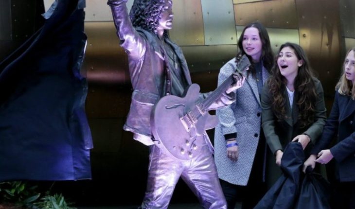 translated from Spanish: Chris Cornell Seattle statue unveiled