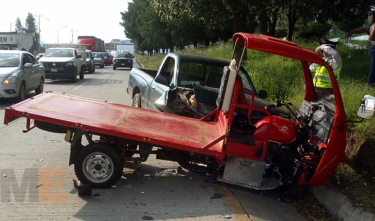 translated from Spanish: Collides truck against motorcar in the Beltway North of Morelia