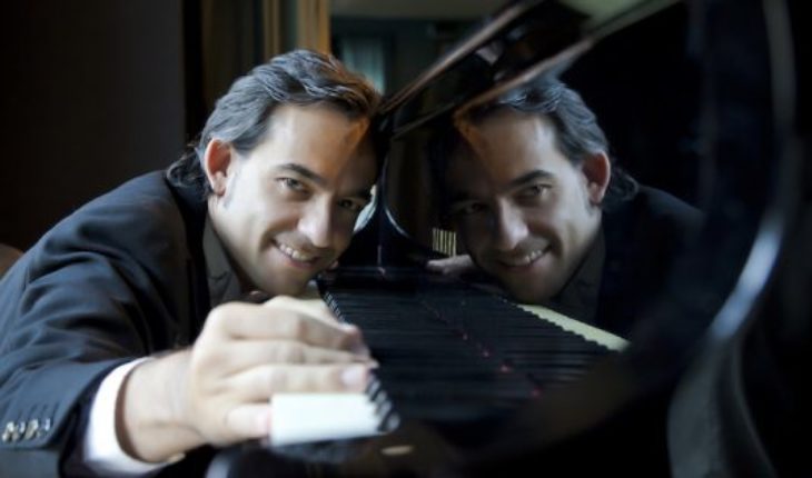 translated from Spanish: Concierto pianista vasco Josu Okiñena en Valparaíso