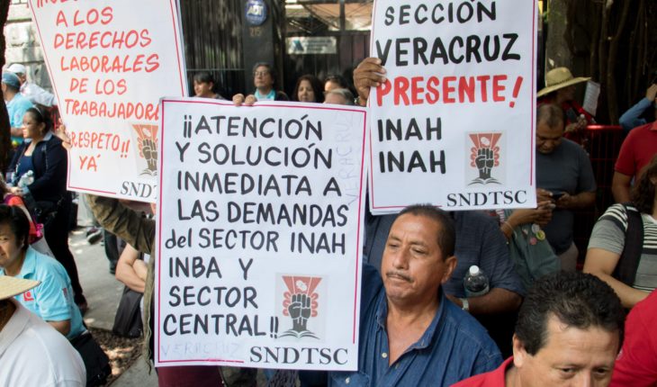 translated from Spanish: Culture workers reject plan of AMLO moving Secretary