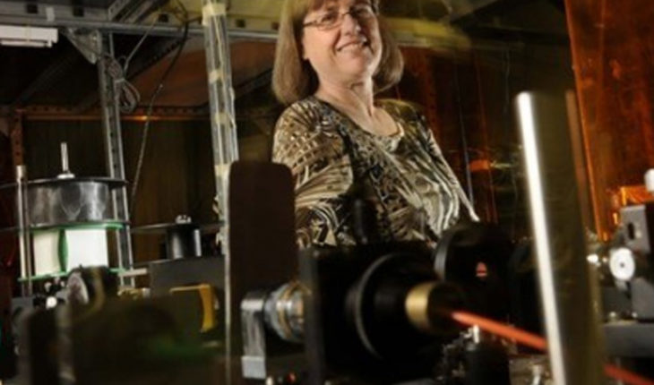 translated from Spanish: Donna Strickland is the third woman to win the Nobel Prize in physics
