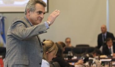translated from Spanish: El debate sube de tono: para Agustín Rossi, el Congreso “es una escribanía del FMI”