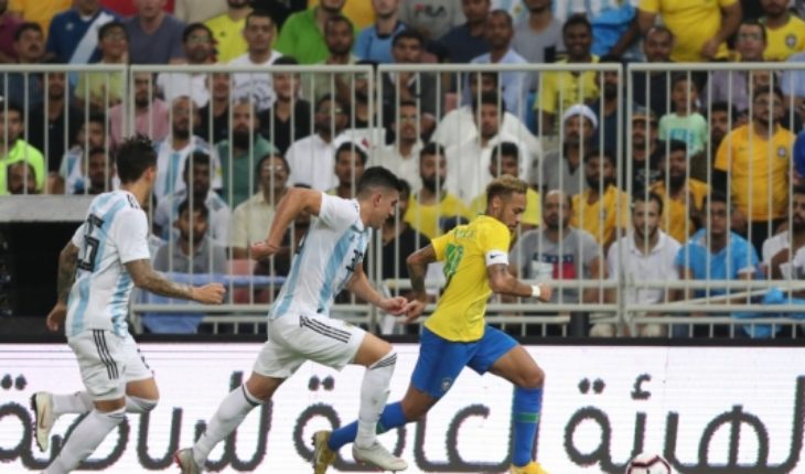 translated from Spanish: En la agonía, Brasil venció a Argentina en el Superclásico sudamericano jugado en Arabia Saudita
