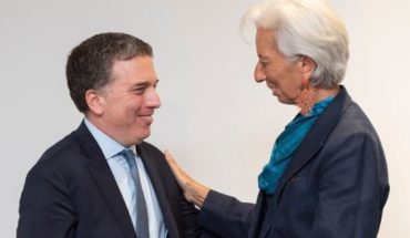 translated from Spanish: En la antesala de firmar el acuerdo con el FMI se anuncia la reducción del déficit fiscal
