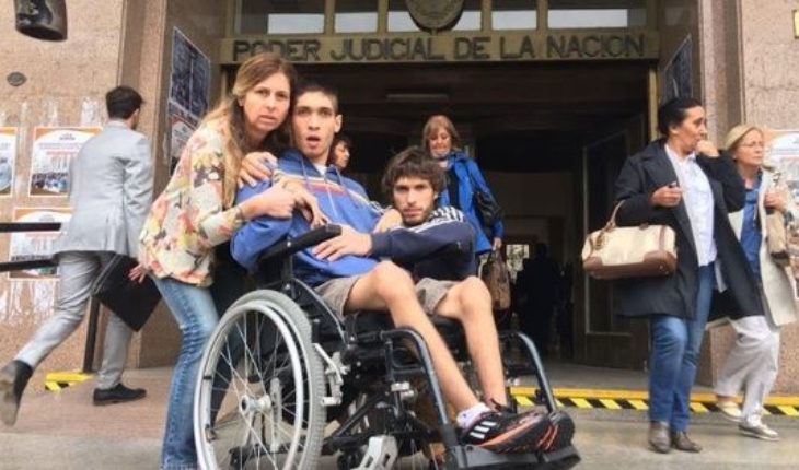 translated from Spanish: It is 20 years old, is disabled and ran out of benefits by the collapse of the Spanish Hospital