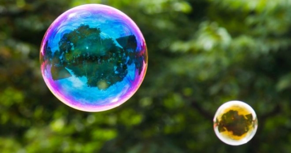 Los fascinantes y coloridos secretos de la física que esconden las burbujas de jabón
