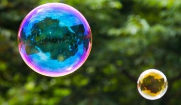 Los fascinantes y coloridos secretos de la física que esconden las burbujas de jabón