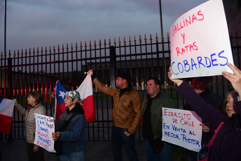 Manifestantes llegaron a la Escuela Militar para rechazar llamados a retiro por "homenaje" a Krassnoff