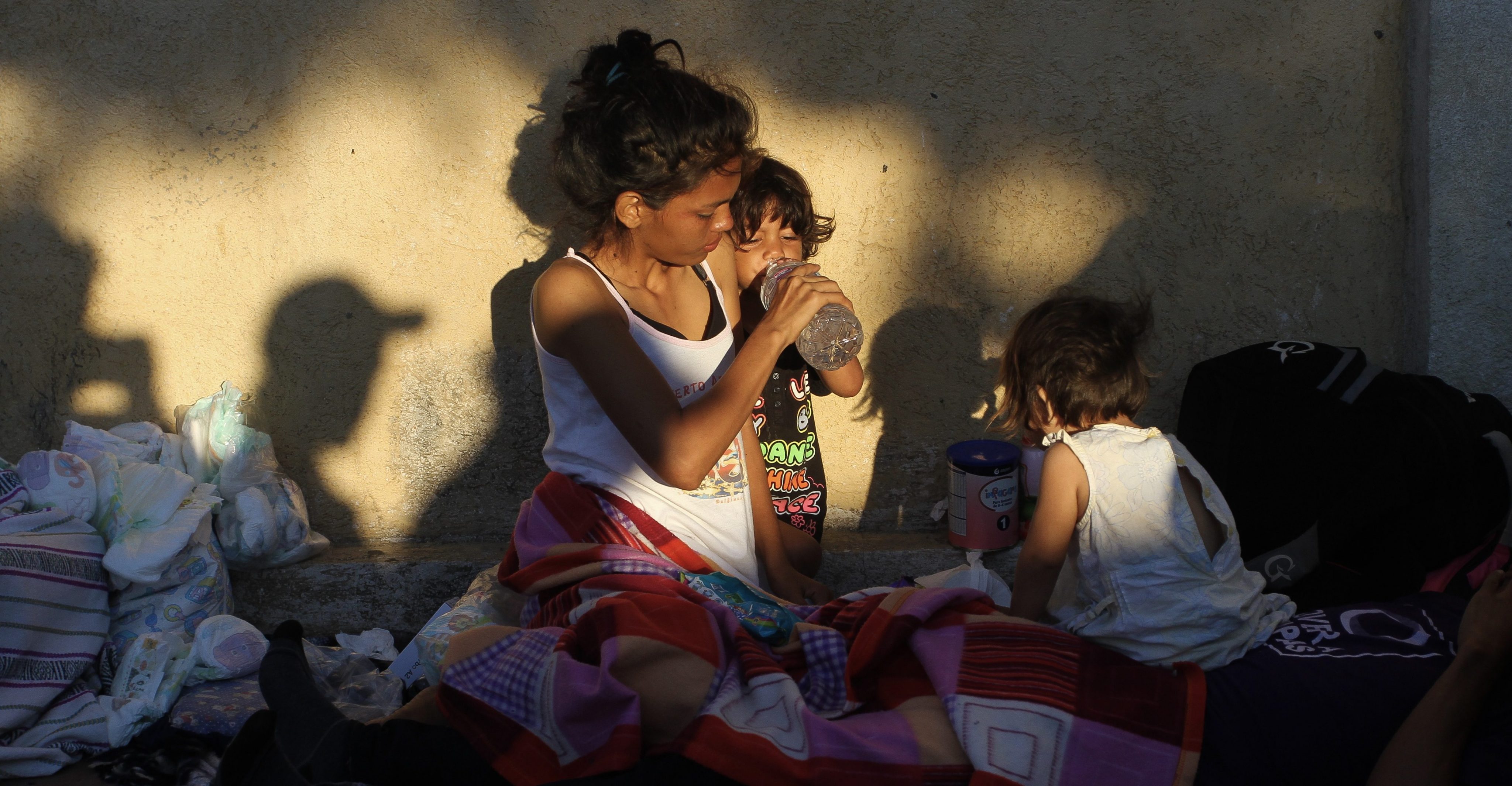 Migrantes descansan en Huixtla antes de continuar hacia EU