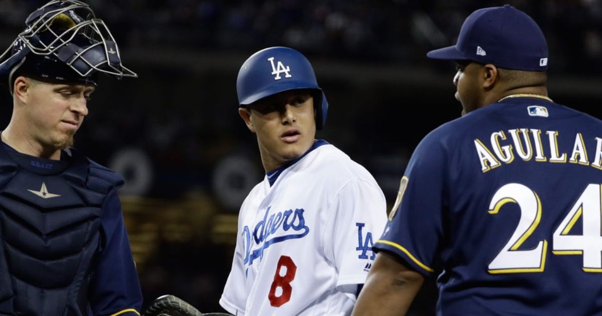 Multan a Machado, de Dodgers, por patear a Aguilar