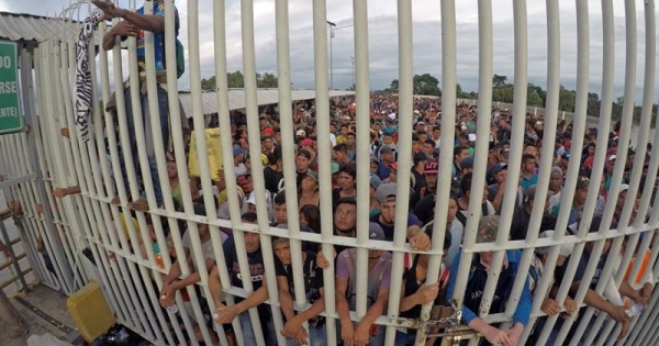 Nueve lesionados en pelea entre migrantes y policías hondureños en frontera