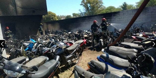 Policías hicieron un asado en la comisaría y quemaron 77 motos