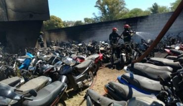 translated from Spanish: Policías hicieron un asado en la comisaría y quemaron 77 motos
