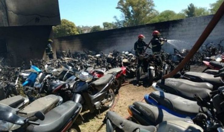 translated from Spanish: Policías hicieron un asado en la comisaría y quemaron 77 motos