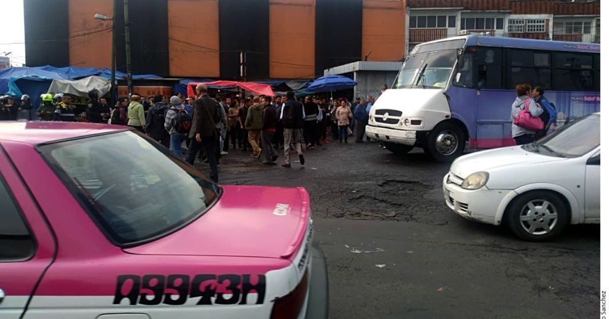 Protesting taxi drivers in Metro Tacubaya