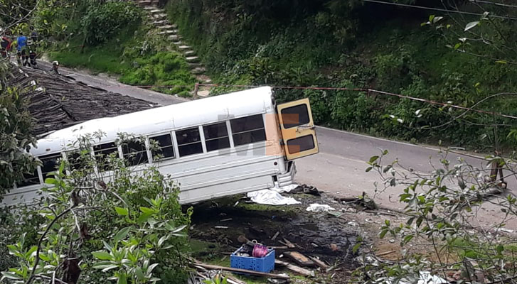 Se accidenta camión de peregrinos, 10 muertos y al menos 20 lesionados en Angangueo, Michoacán