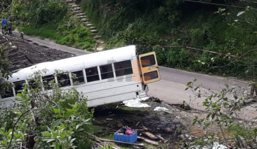 translated from Spanish: Se accidenta camión de peregrinos, 10 muertos y al menos 20 lesionados en Angangueo, Michoacán