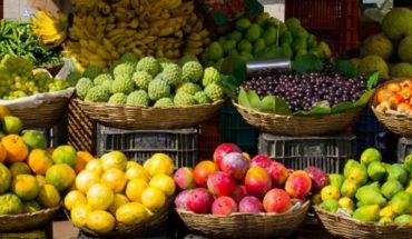 translated from Spanish: Se recomienda consumir 5 porciones de frutas y verduras al día para una alimentación más sana y prevenir enfermedades crónicas
