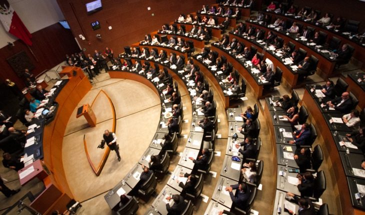 translated from Spanish: Senate kills 2 thousand advisors; cut cost 386 million pesos
