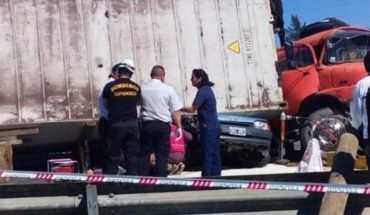 translated from Spanish: They managed to rescue women trapped under the trailer of a truck