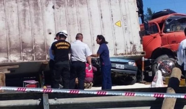 translated from Spanish: They managed to rescue women trapped under the trailer of a truck